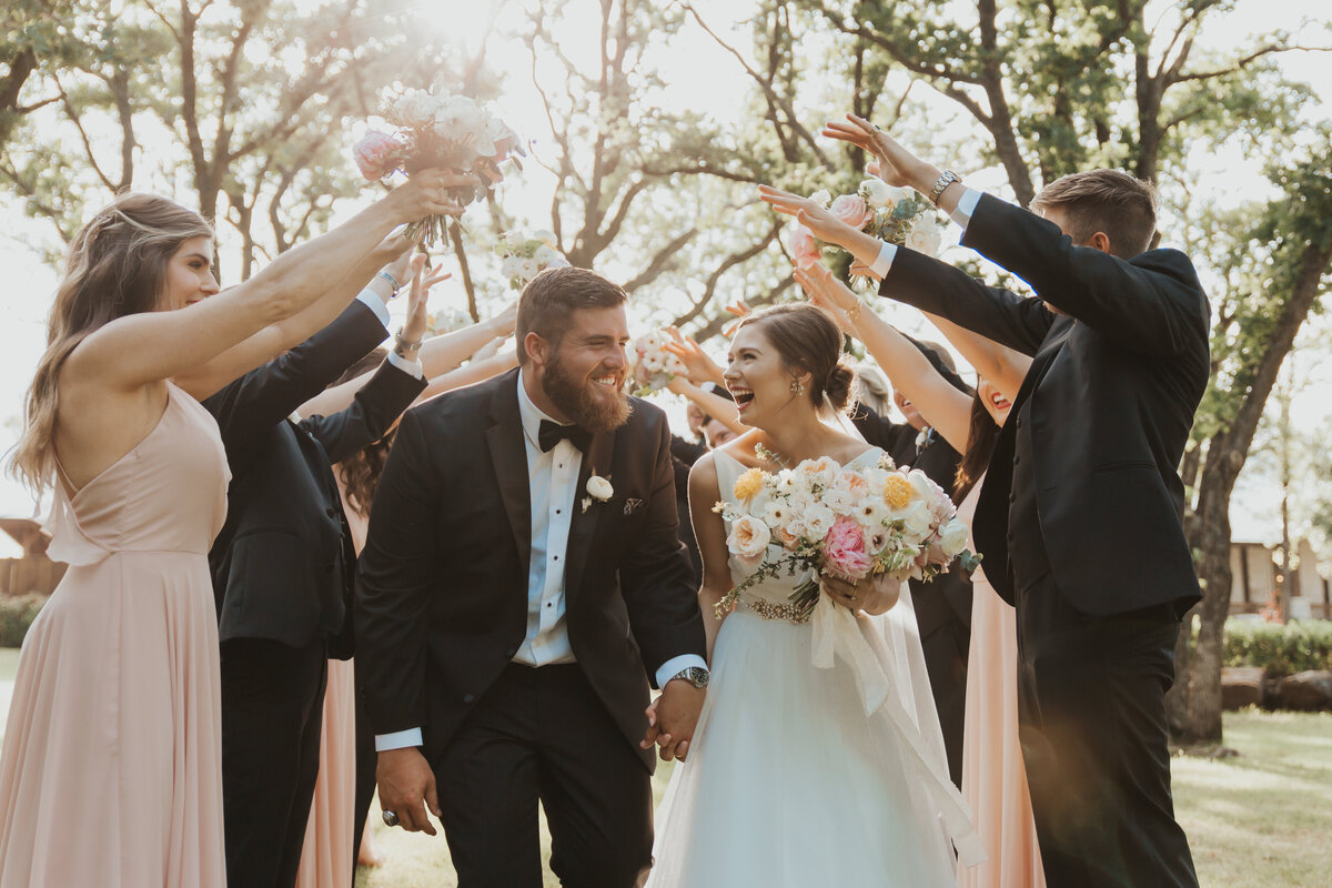 bride-and-groom-portraits-with-bridal-party