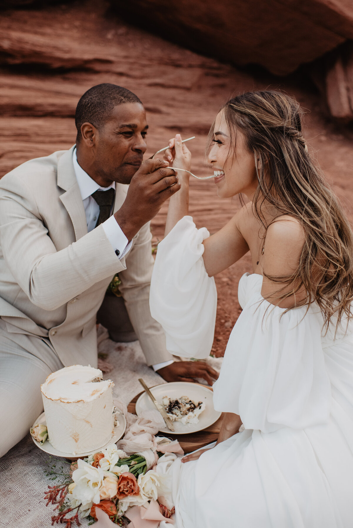 Utah Elopement Photographer captures couple eating cake