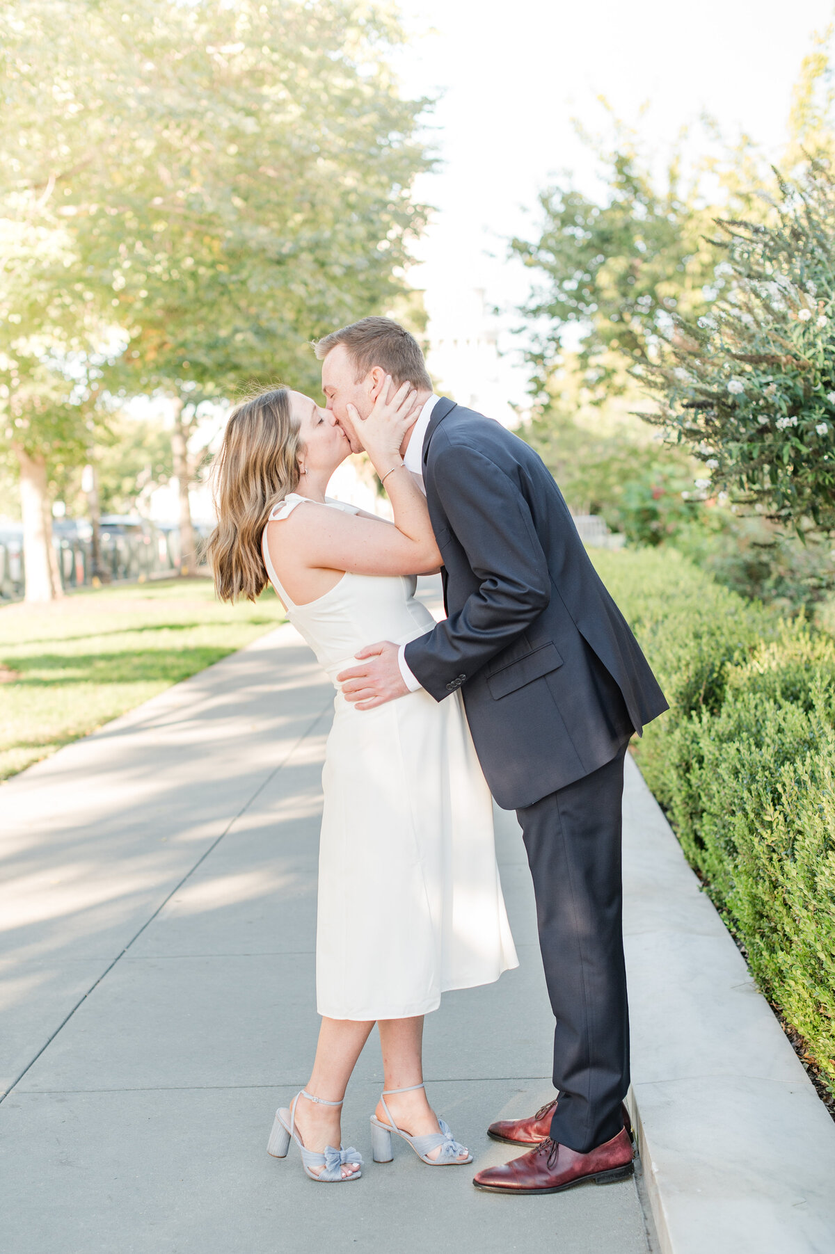 dip kiss by couple in the city