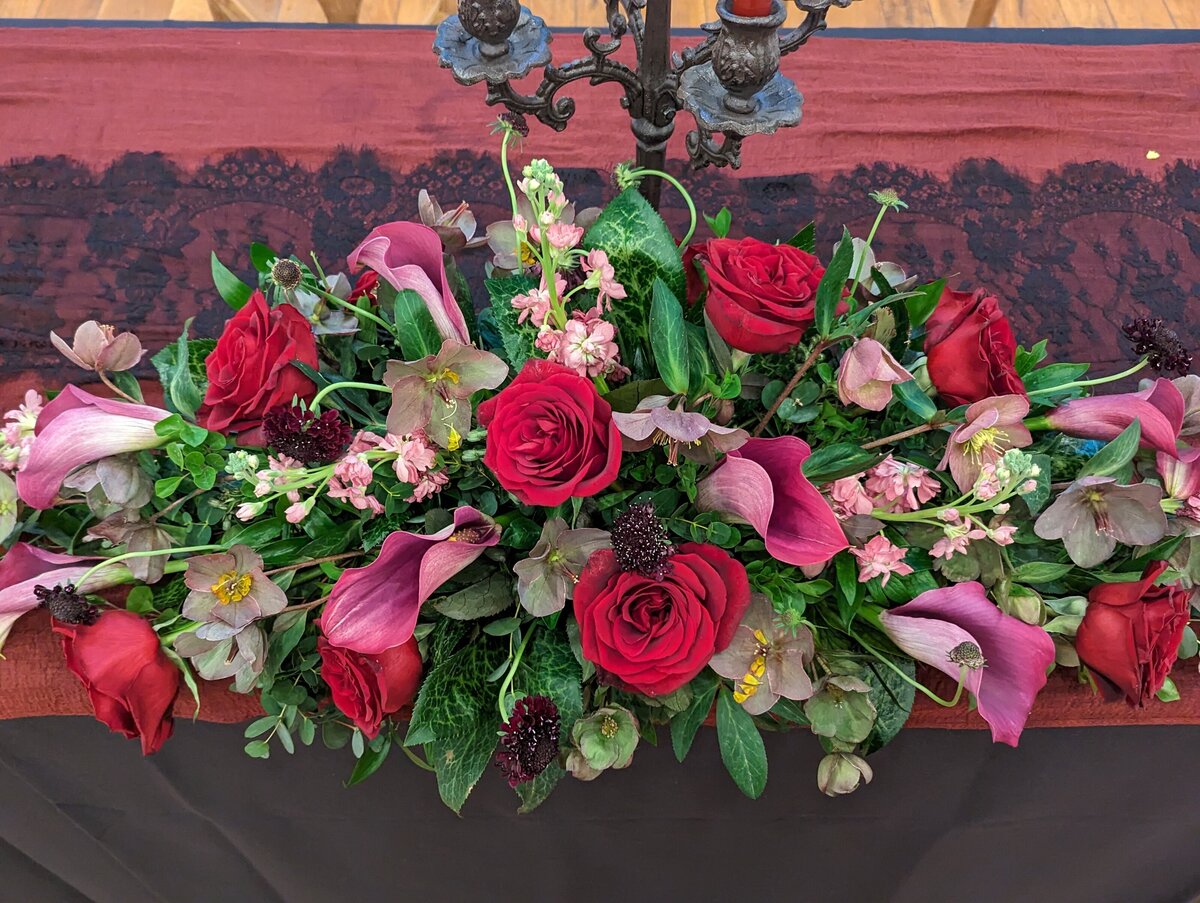 burgandy-and-pink-flowers-at-the-head-table - Copy
