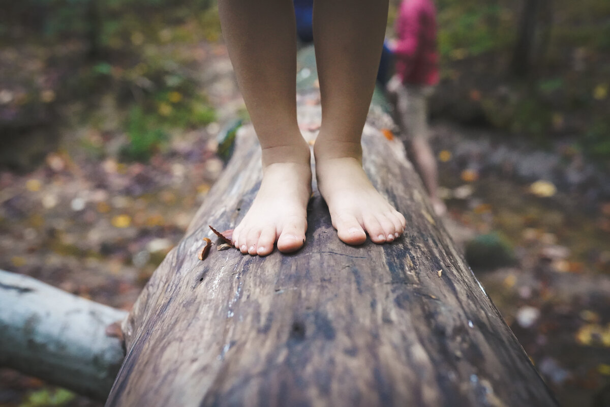 richmond-family-photographer-foot-on-the-jog-larus-park