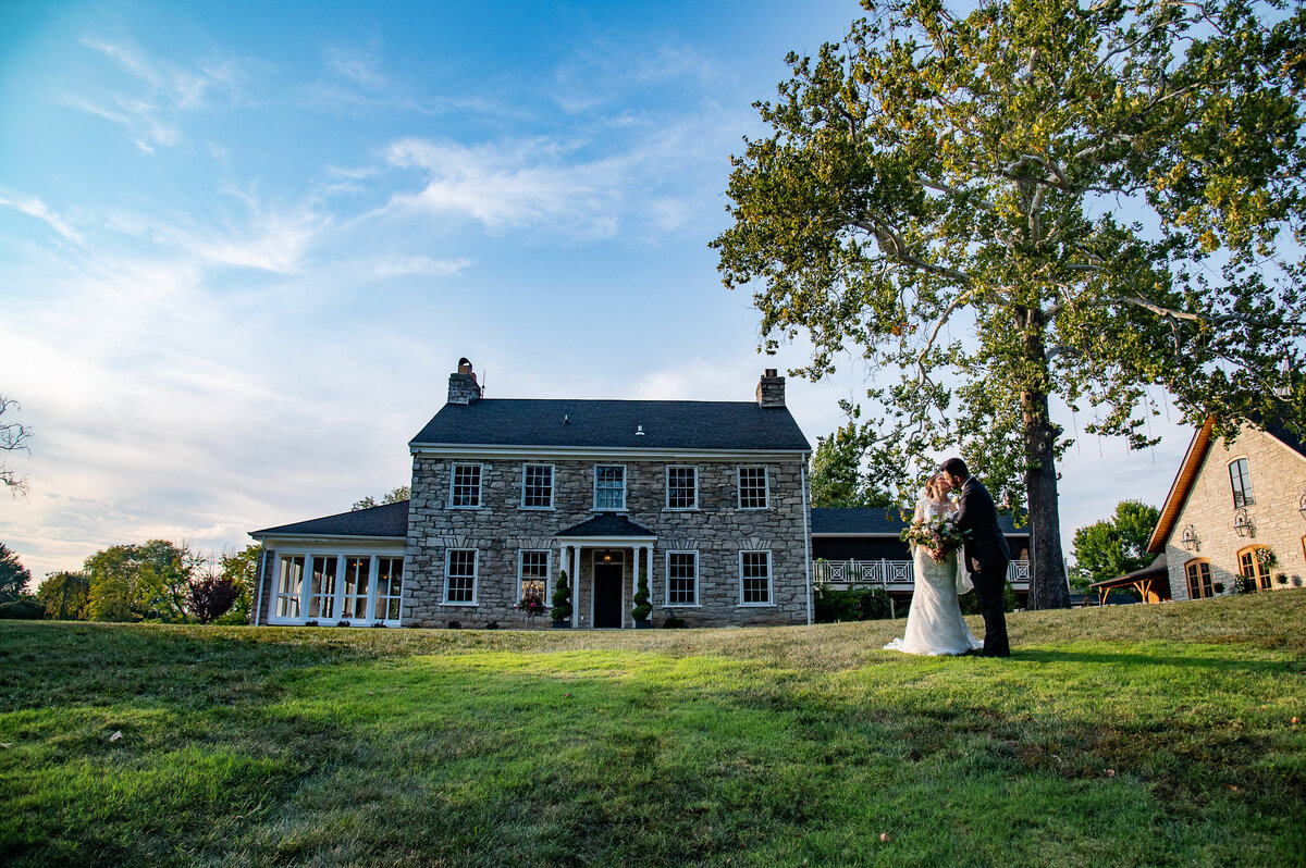 sarah-oberheim-photography-best-st-charles-missour-wedding-photographer-near-me-stone-house-of-saint-charles-wedding-photographer39