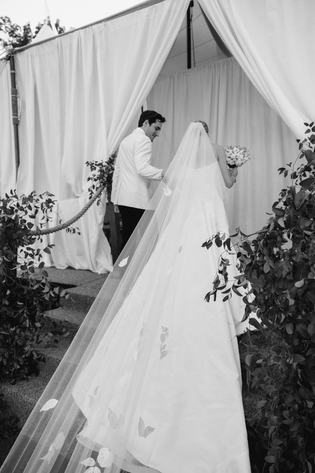shoreacres-lake-bluff-tent-wedding-by-olivialeigh-76
