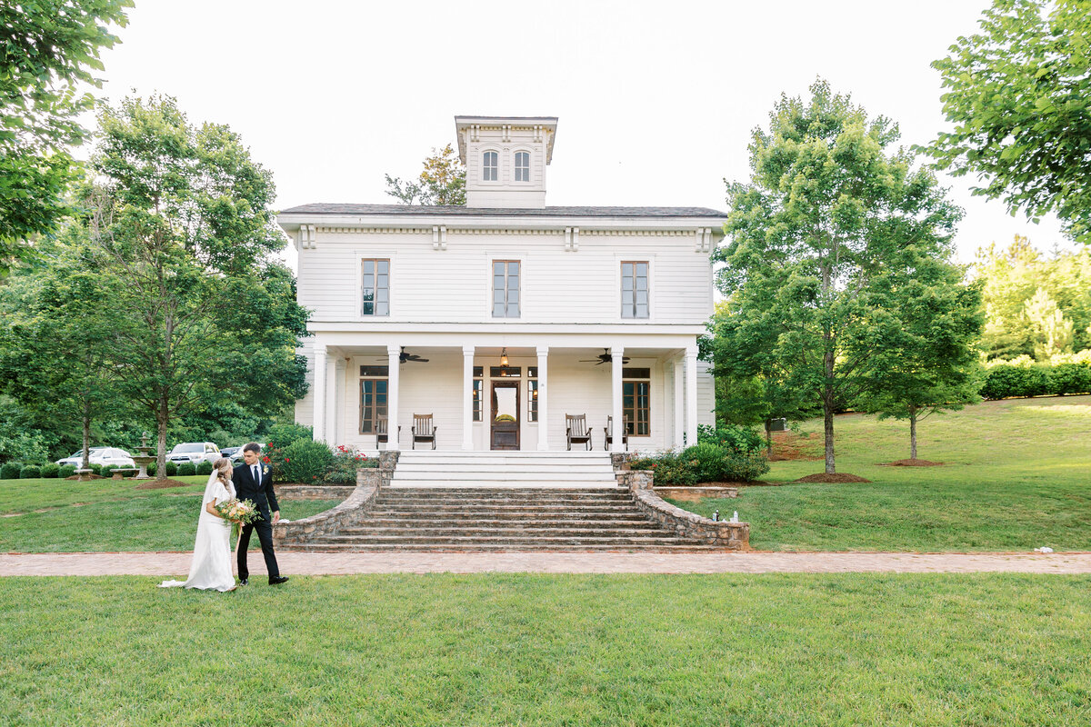 mariah_rock_photography_classic_timeless_wedding_photographer_knoxville_tennessee_chattanooga_tennessee_destination_travel_fine_art_high_end_luxury_wedding_engagement_elopement_photo_black_white_elegant_traveling_travel_city