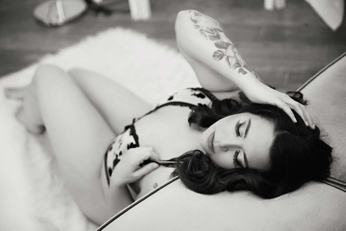 Woman-in-black-and-white-boudoir-photography-laying-on-couch