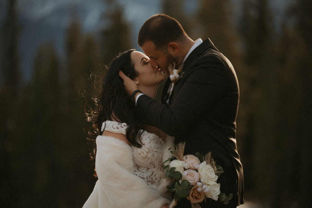 Photograph of Edmonton elopement couple kissing 