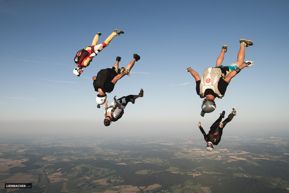 Das Bild zeigt eine Formation von Fallschirmspringern über dem Sprungplatz Skydive Pink Klatovy