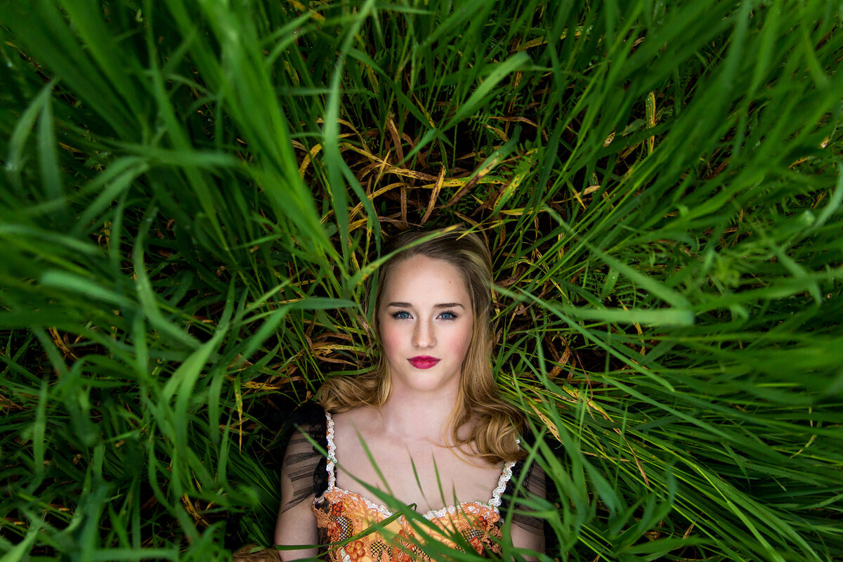 portrait-senior-highschool-grass-green-coeur-dalene