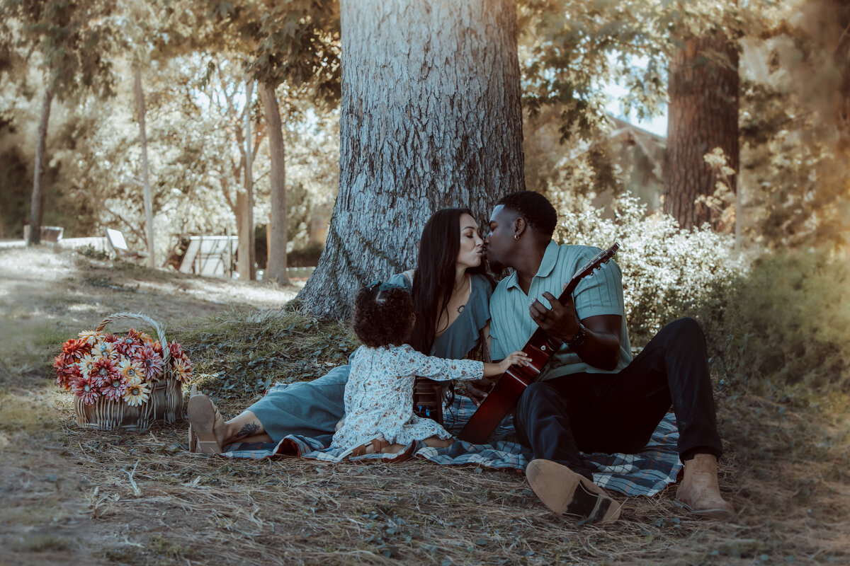 Romantic Couple Kiss – Prospect Park Redlands Couples Photography