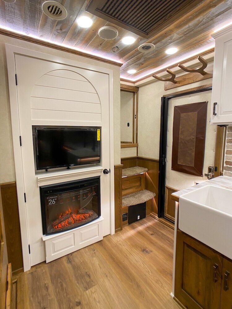 luxury-living-quarter-horse-trailers-trail-boss-conversions-living-areas-46