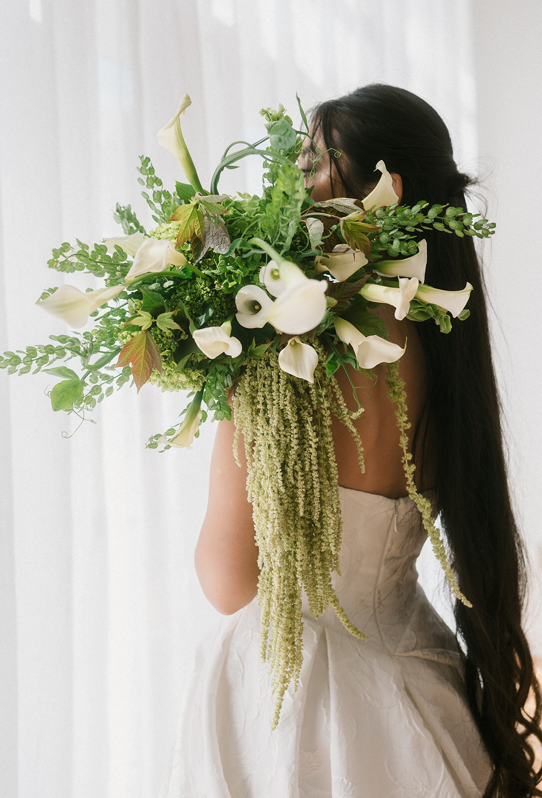 green-white-bouquet-bride-editorial-vibes-jemima-richards