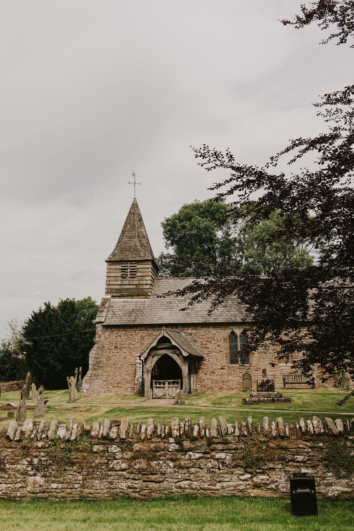 Issy-and-Bella-Floral-Design-Wedding-Florist-Herefordshire-Dewsall-Court-N-Z20
