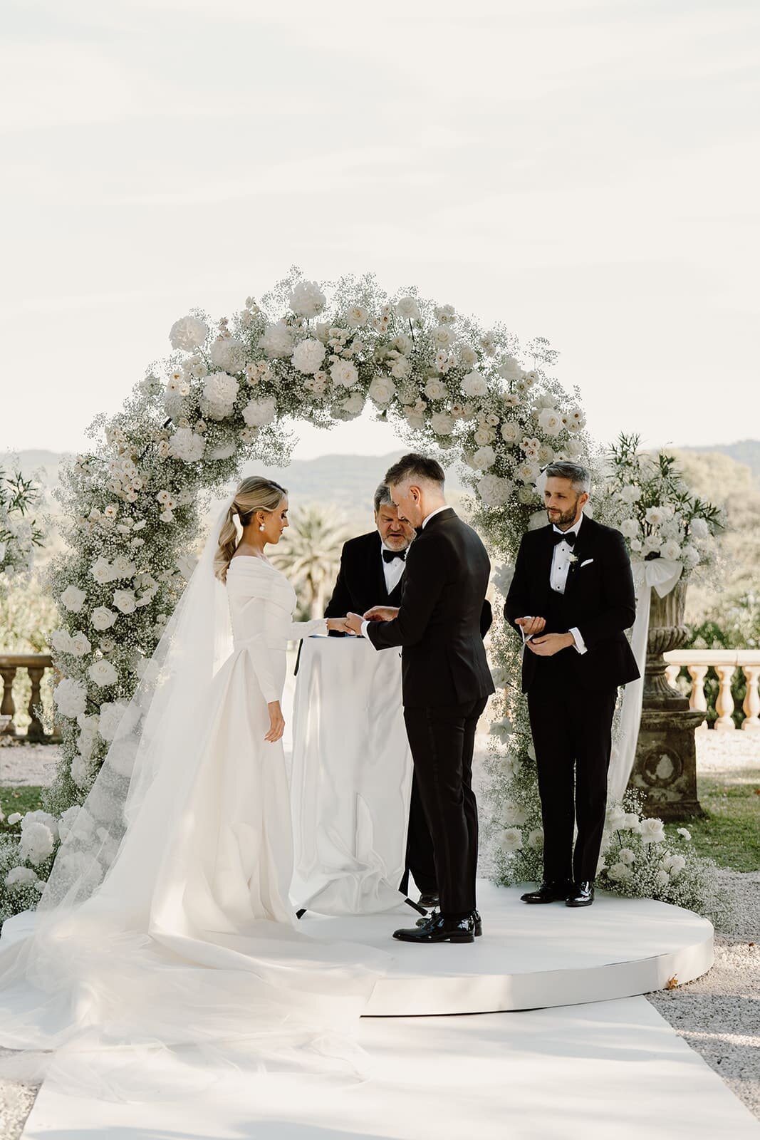 Elegant-white-wedding-arch