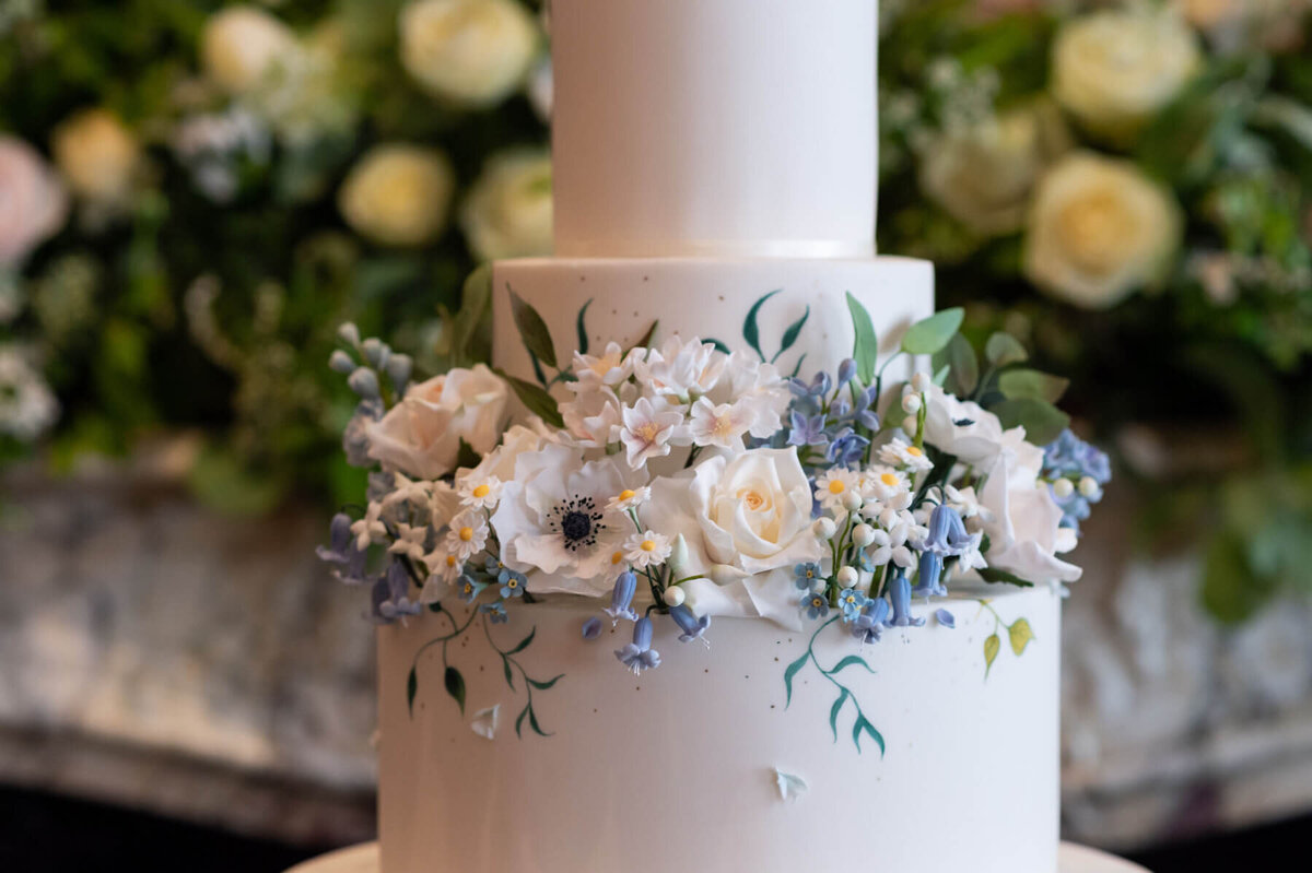 A close up of the sugar flowers on Rebecca & Fred's cake