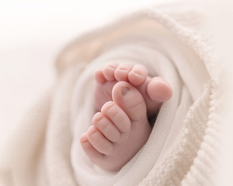 tiny-newborn-feet-cleveland-photo