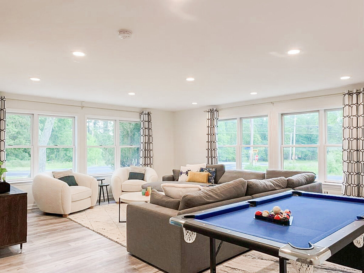 Kelly DeTommaso Elegant Transitions Model 55 Pocono Mountains AirBnB Home Staging (6)