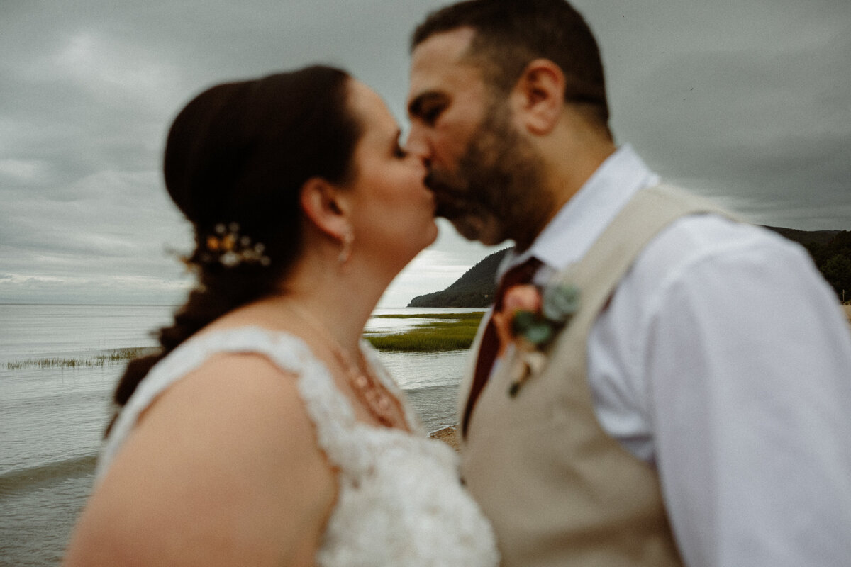 wedding portrait of a couple on the beach at la malbaie