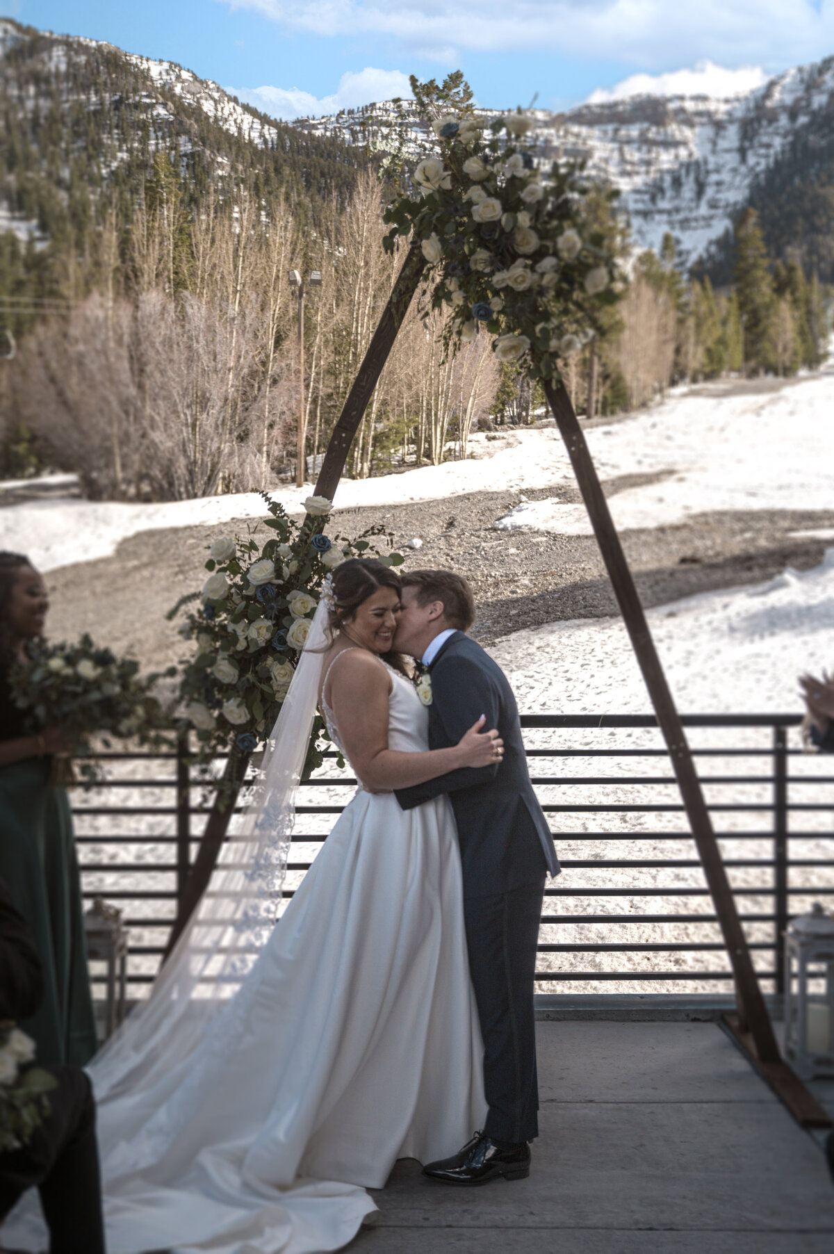 lincoln-outdoor-wedding-couple-kiss-legacy-in-light (41)