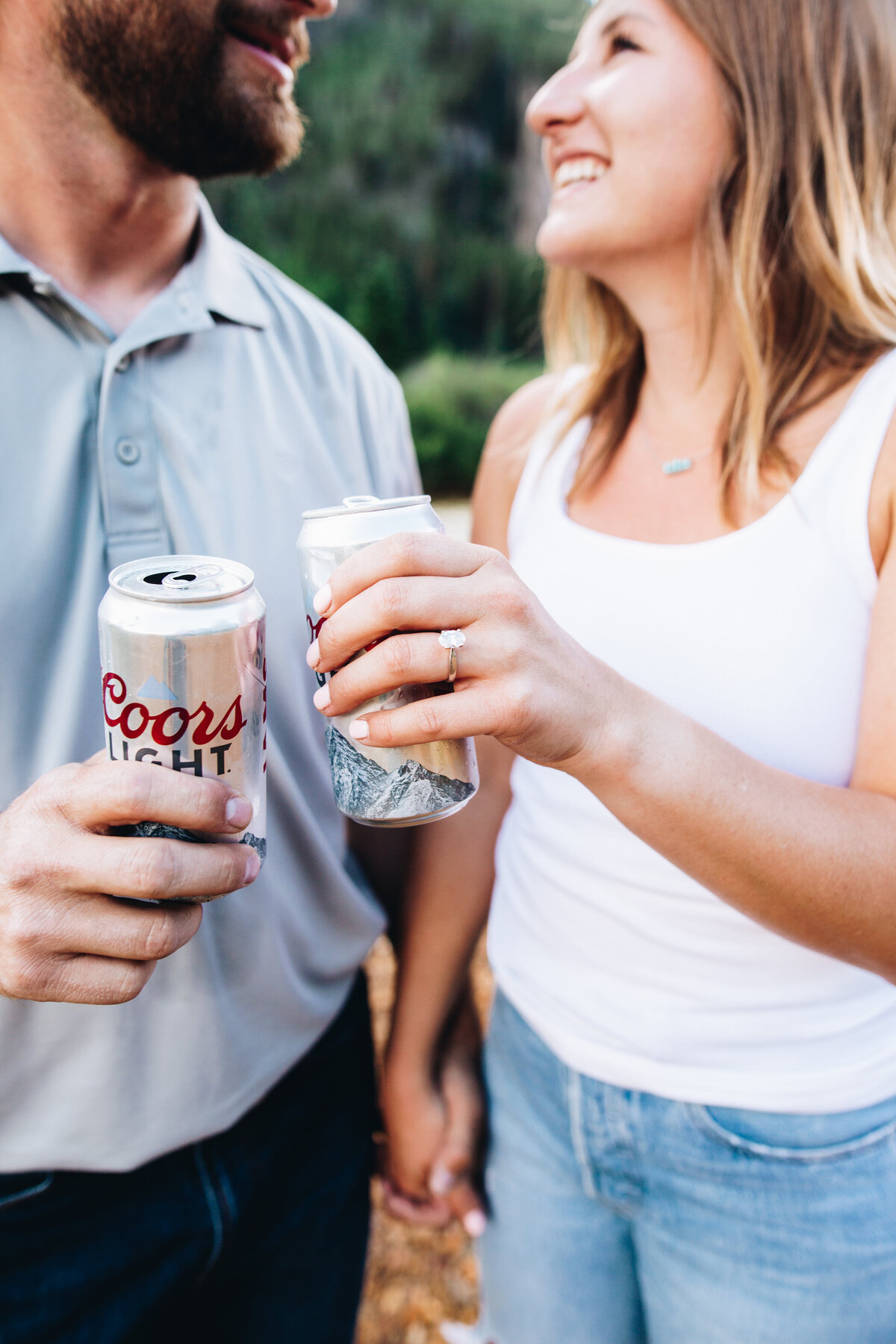 Couple shares a Coors Light at their Ouray engagement session.fnbnbjxlew 4£po∑