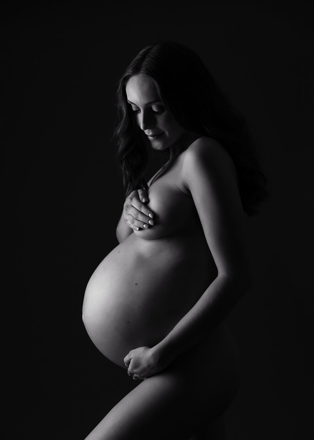 MATERNITY_PREGNANTWOMAN_BLACKWHITENAKED