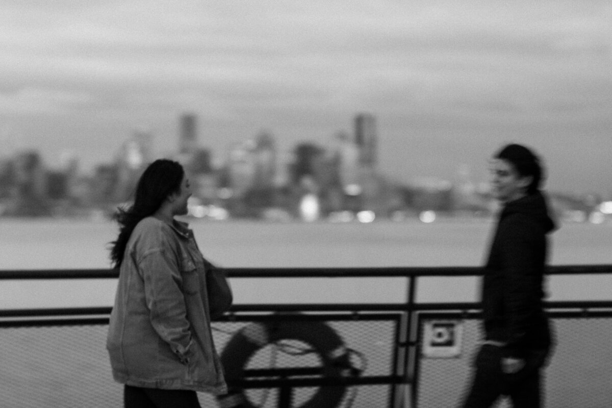 couples-session-seattle-ferry-jennifer-moreno-photography-documentary-style-washington