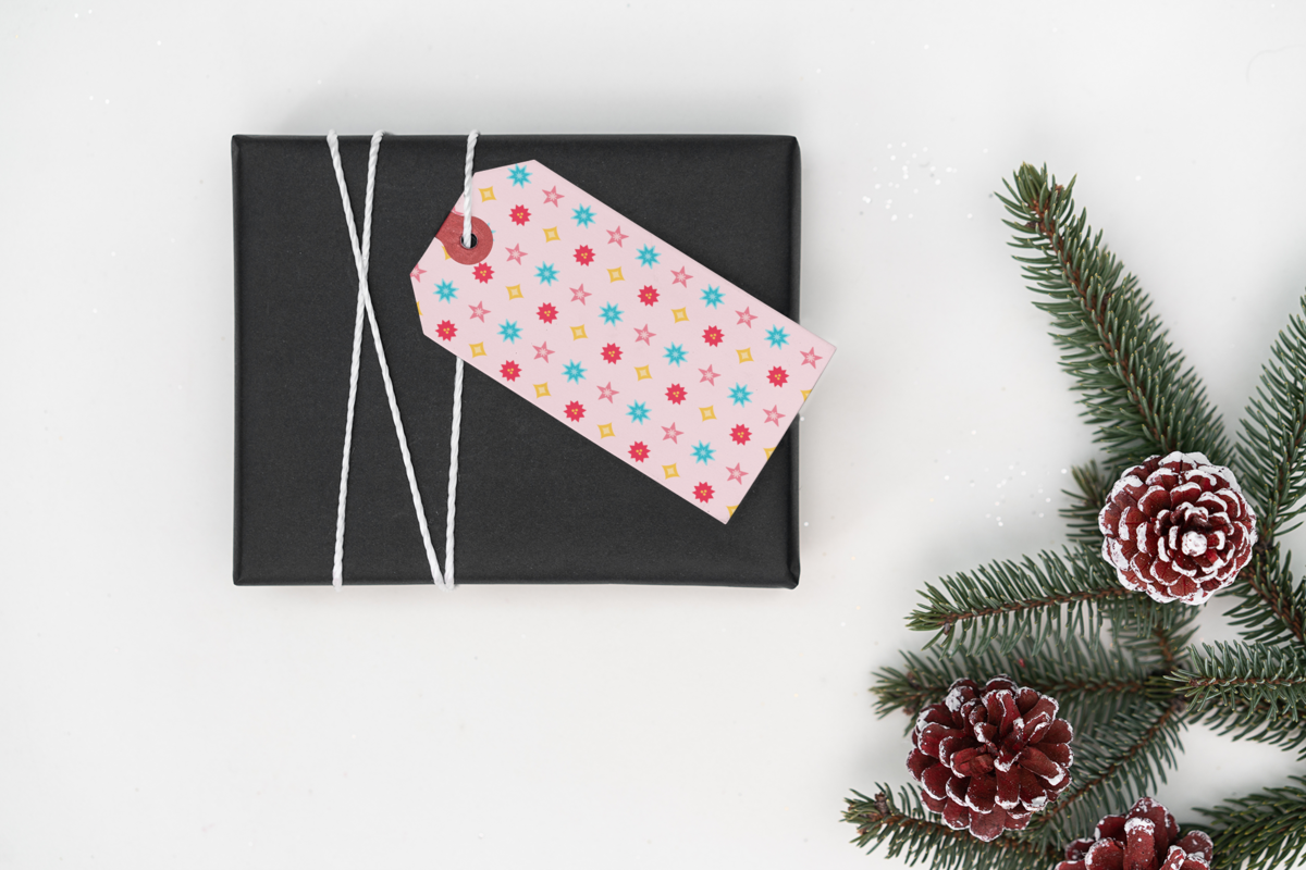 mockup-of-a-brand-tag-attached-to-a-christmas-present-2087-el1 (1)