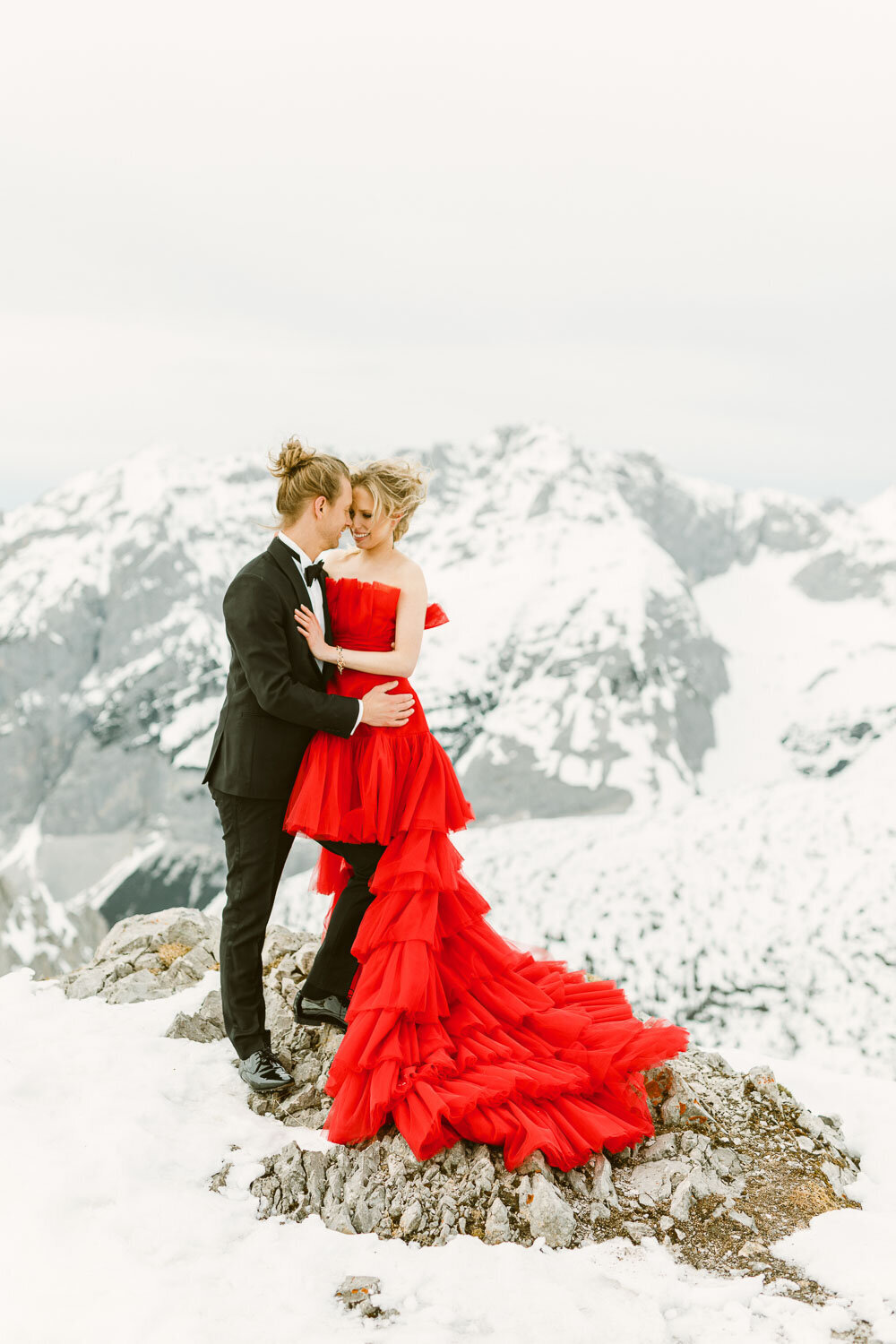 Winter portrait of an engaged couple in Tirol