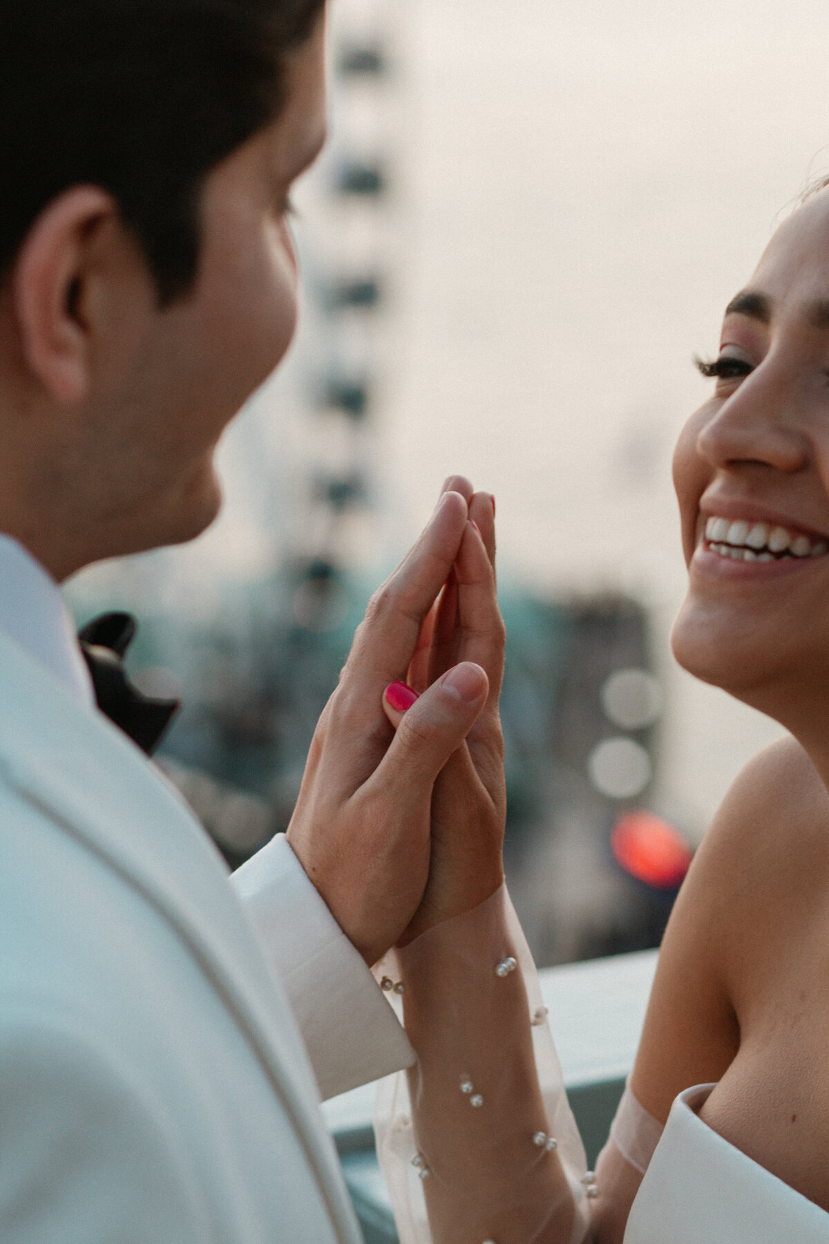 Downtown-Seattle-elopement-documentary-style-photography-jennifer-moreno-photography-Washington