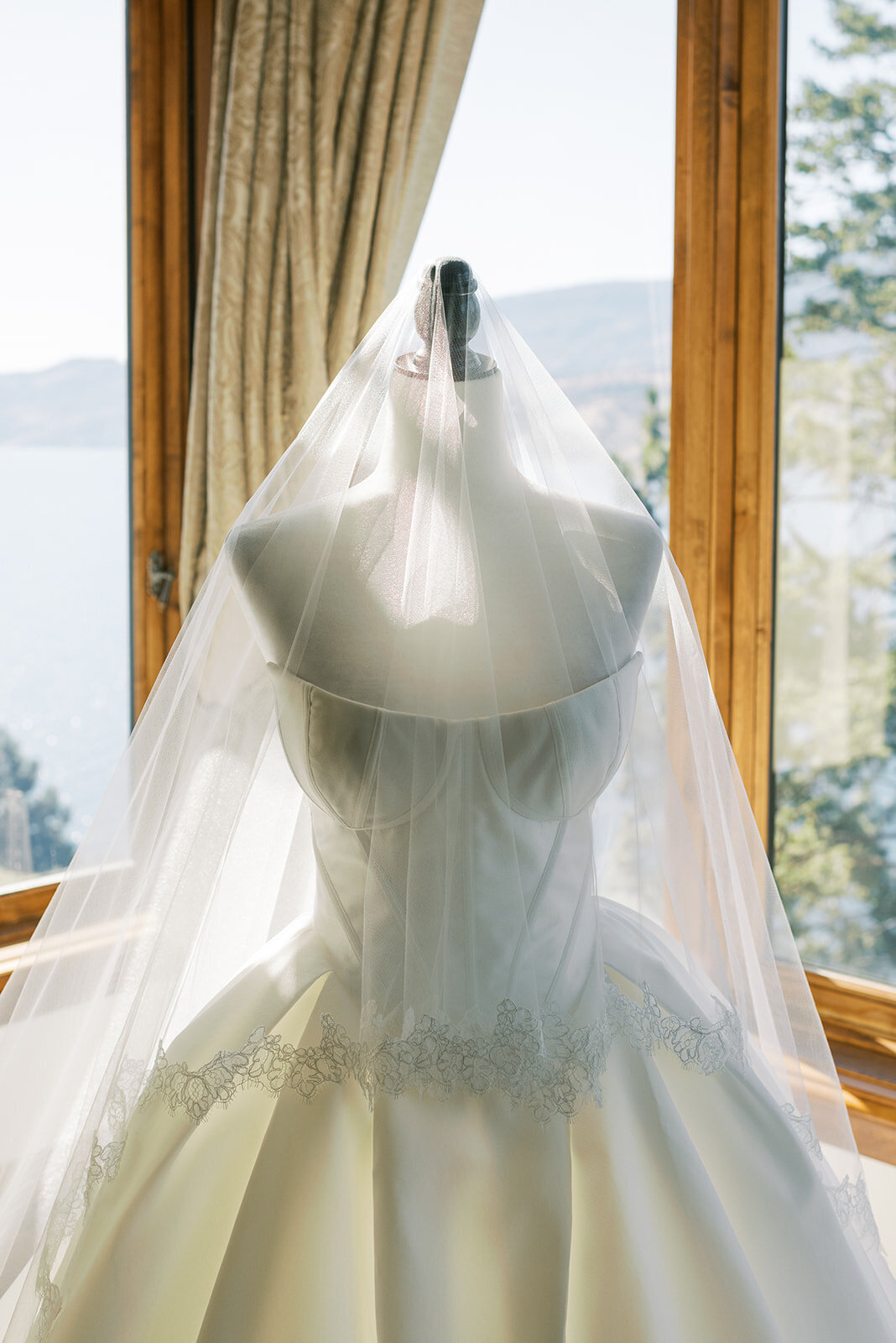 minted-photography-okanagan-kelowna-destination-wedding-photographer-wedding-château-okanagan-4