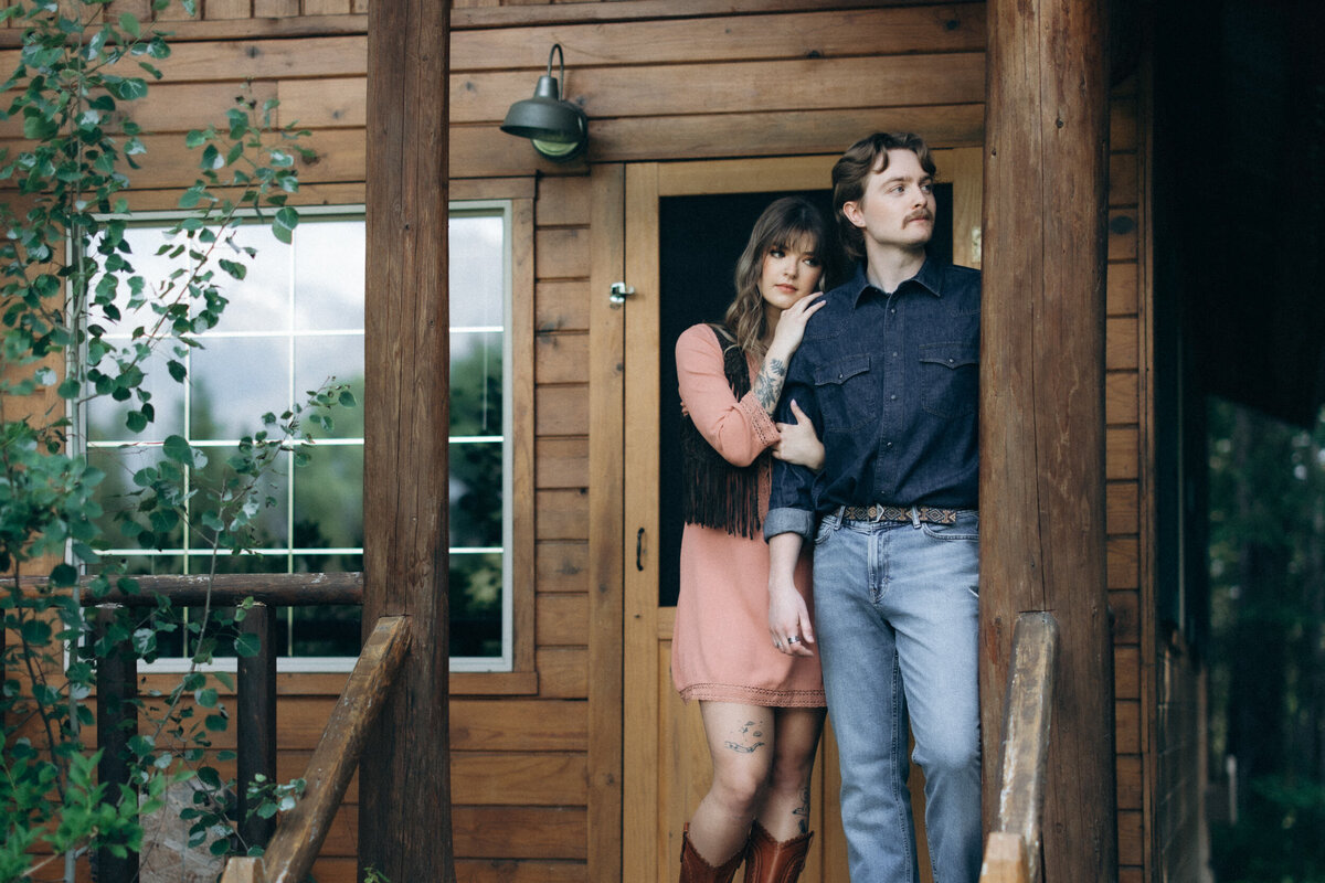 vpc-couples-vintage-cabin-shoot-25