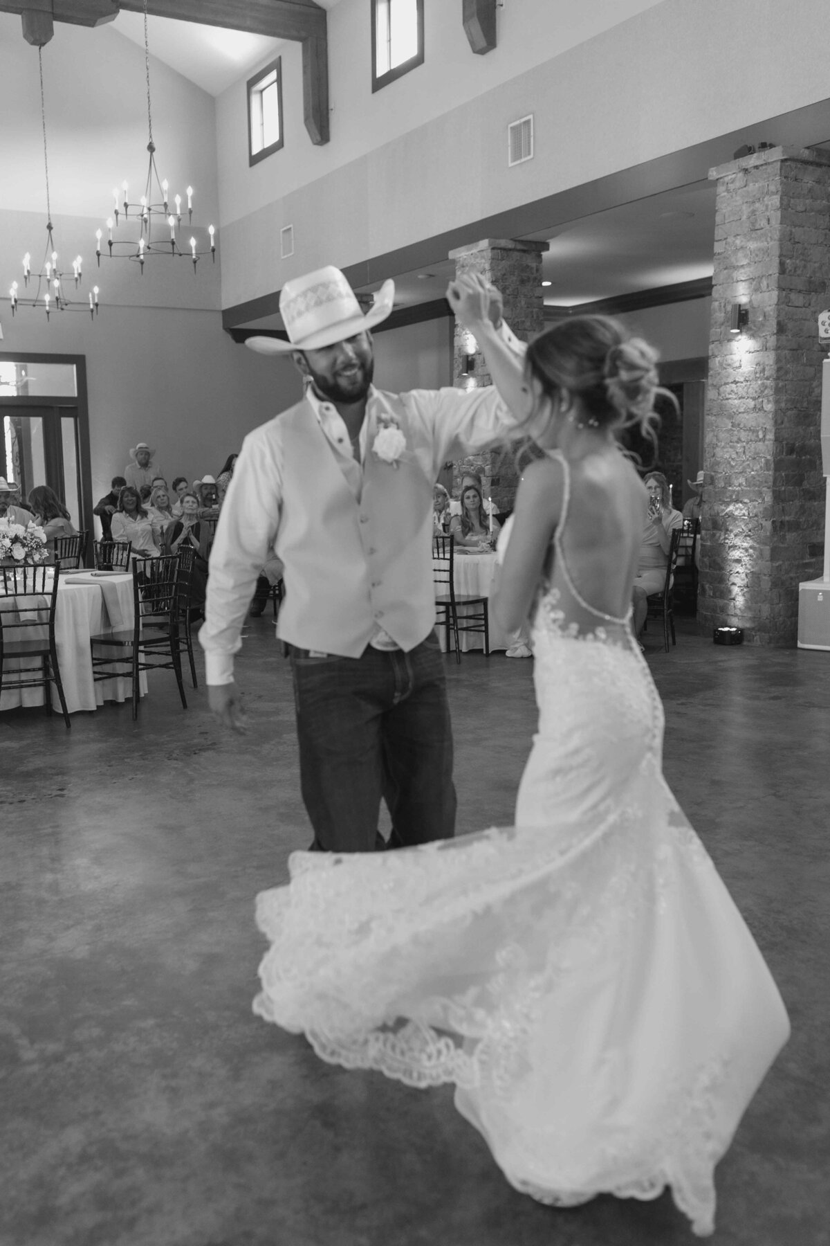 Dakota&Hope'sSneakPeeks-courtneyagaryphotography-45