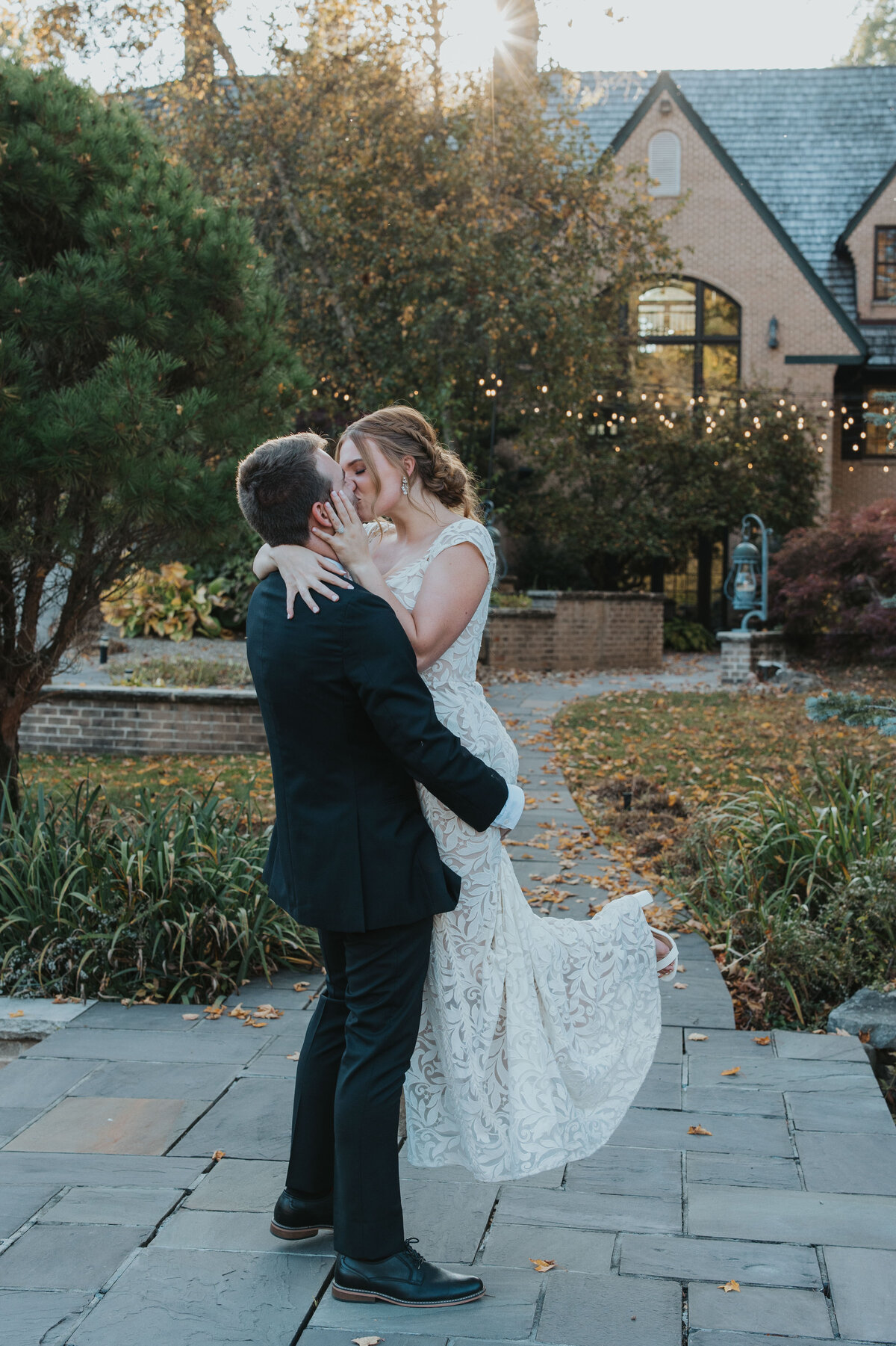 couple kissing
