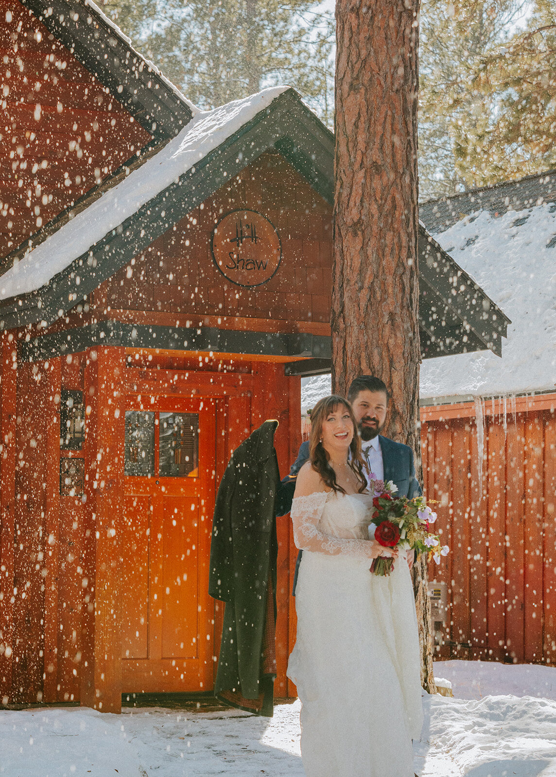 winter-snow-wedding-five-pine-lodge-oregon-venue-february-sun-colorful-western-chic-fur-blankets-candles04057