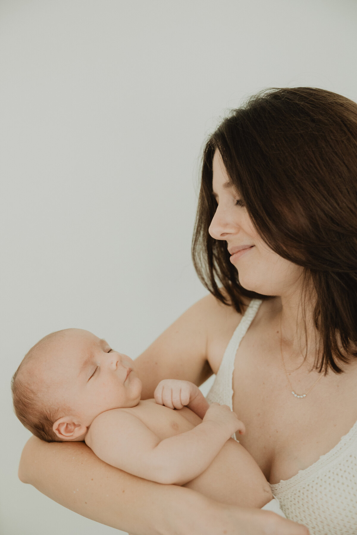 mom-looks-down-on-newborn