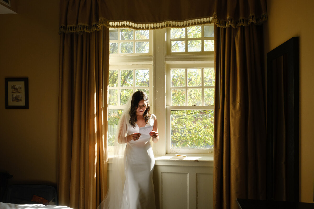 A bride reads a note from her fiance at Mansions on Fifth in Pittsburgh, PA
