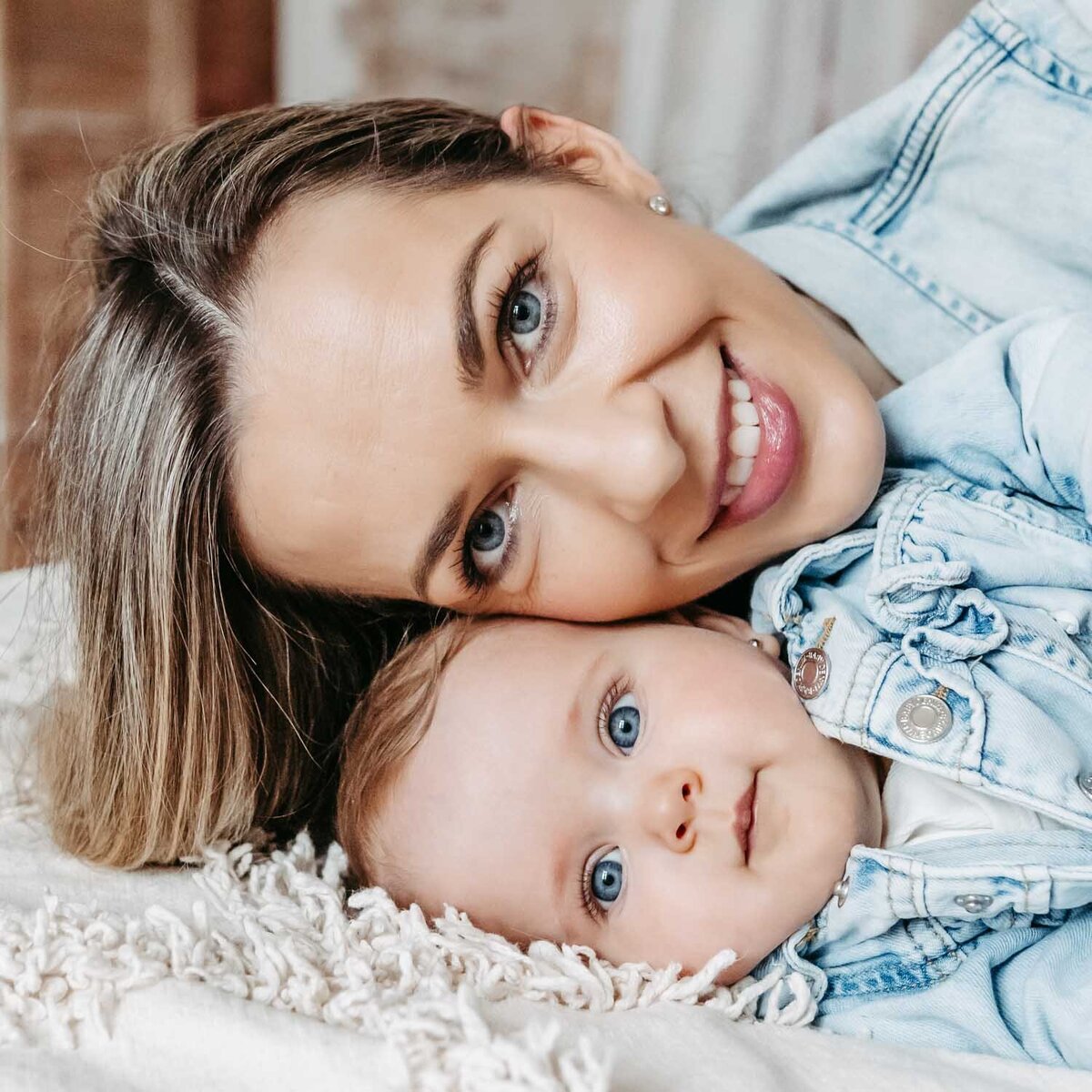 Rodinne_foceni_mama_a_ja__v_atelieru_Praha_10_fotografka_Karolin_Ticha25