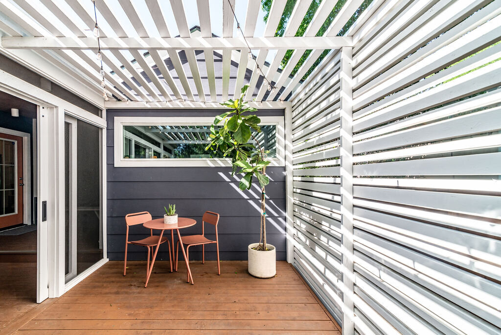 hello-home-modern-backyard-screened-porch-with-pergola-2