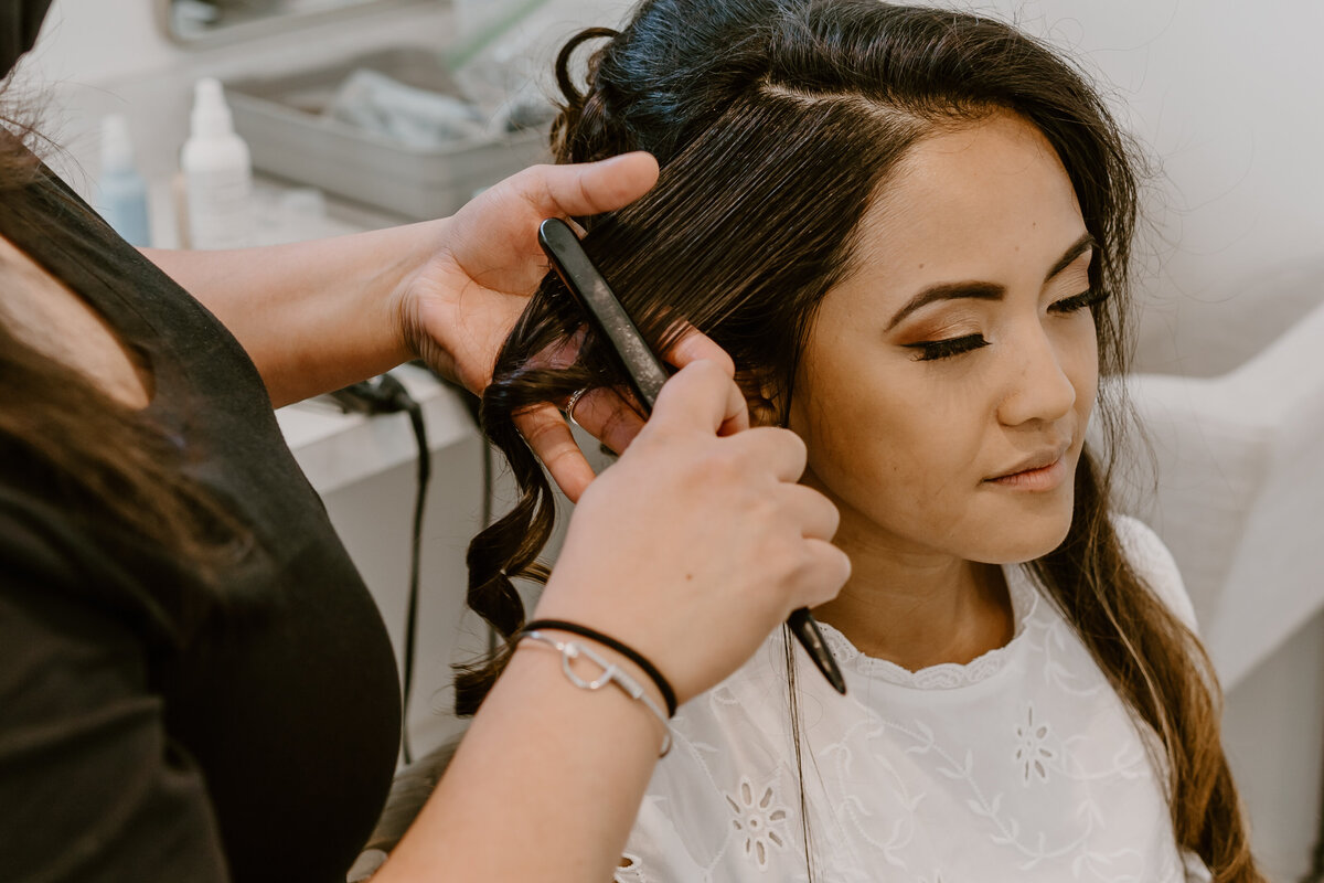 wedding-getting-ready-bride-hair-emerald-hills-events-promise-city-iowa-des-moines-wedding-photographer-storyteller-collective-photo-co
