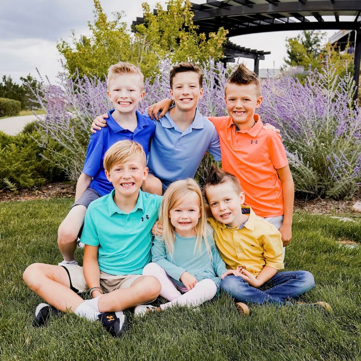 denver co family photographer - six kids sitting on grass