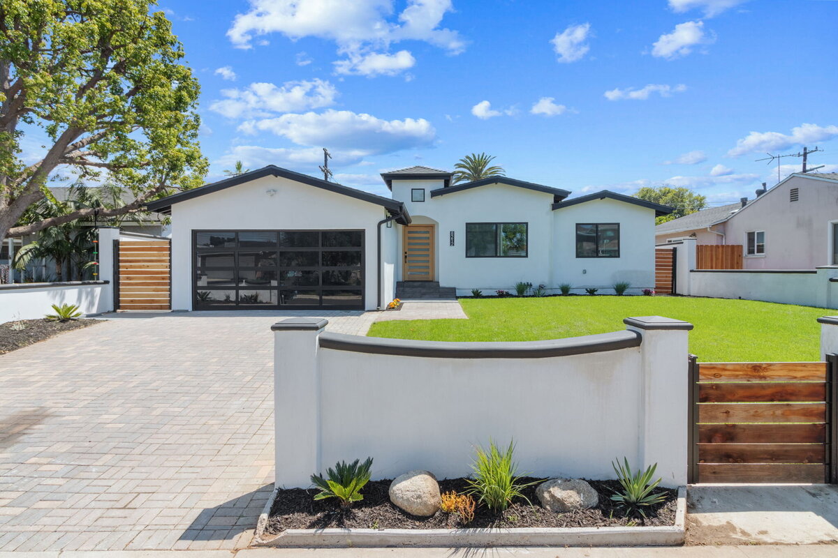 aw-development-modern-white-home-front-yard-los-angeles