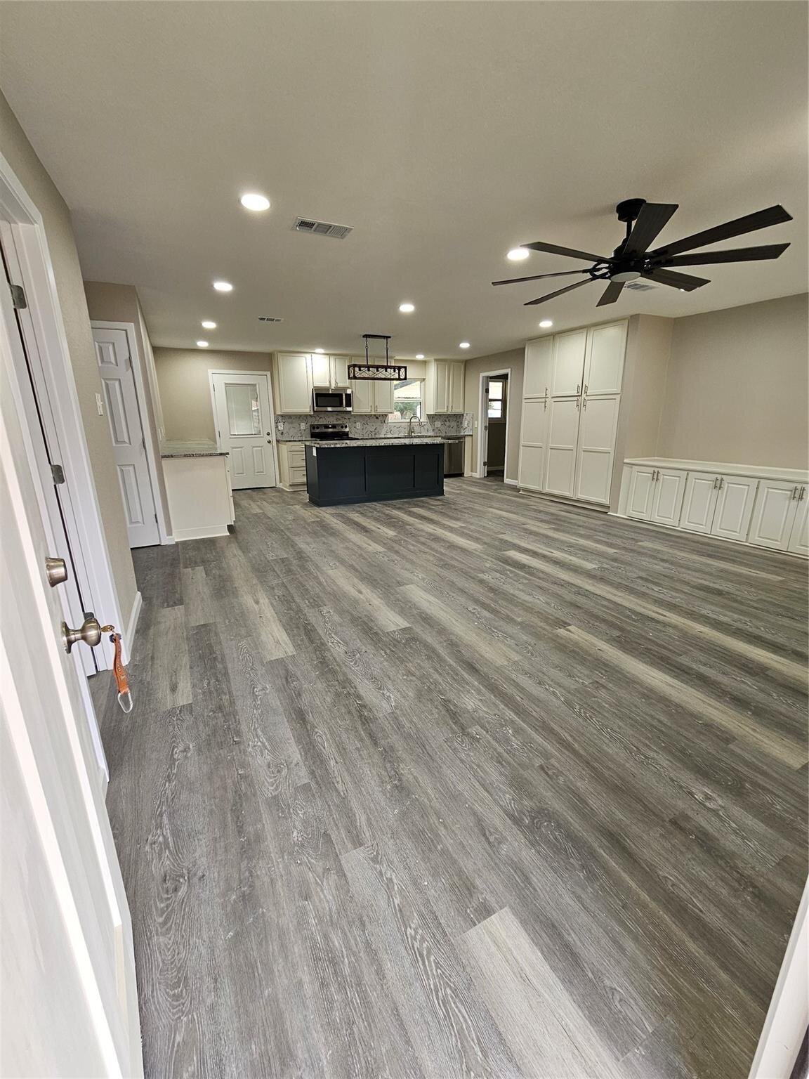 2 bed 1 bath home for sale in Gainesville, Texas - living room view