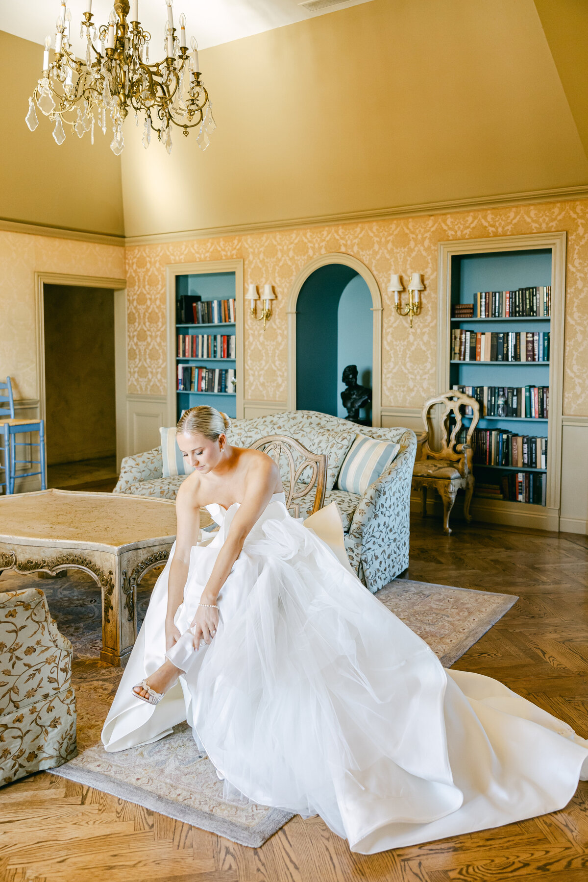 Luxury Bridal Suites in New York, Bride getting ready at Oheka Castle
