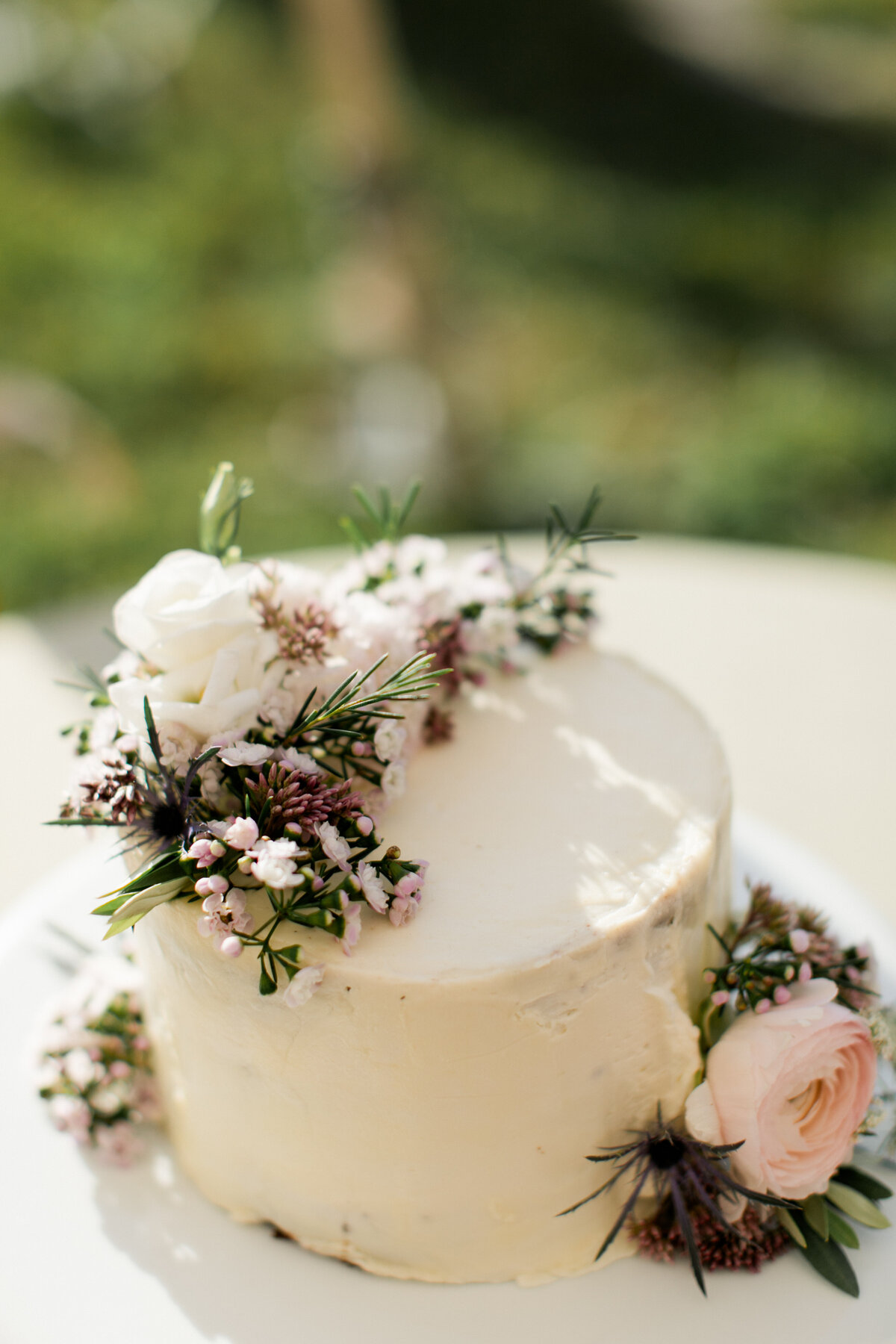 new-england-small-wedding-cake-organic-flowers