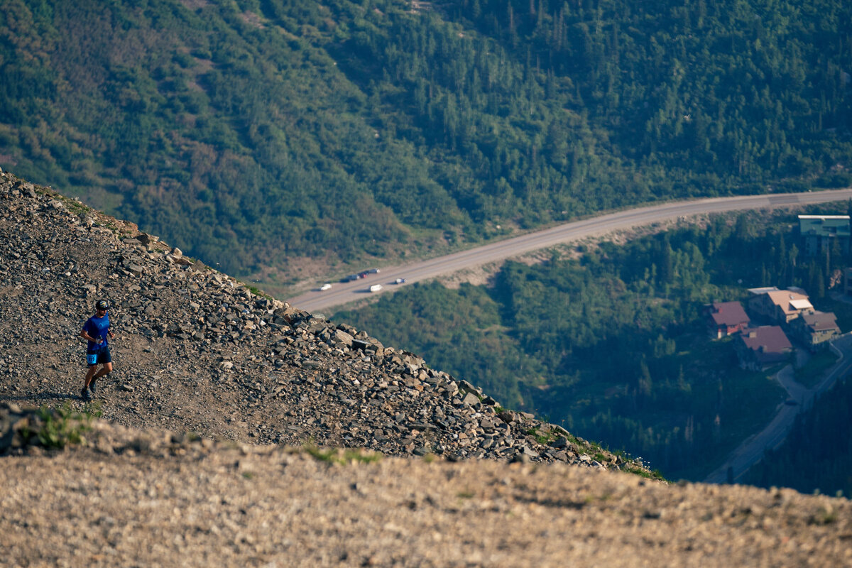 kansas-city-sports-photography-0103-cyclist-riding-on-mountain-road