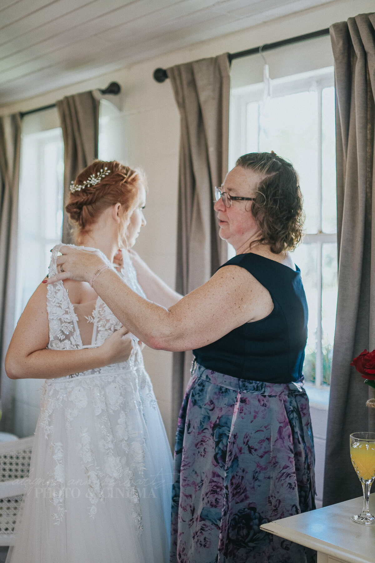 getting ready _ alaynna ann schwartz _ harpors vinyard _ iowa photographer _ playlife photography_0300