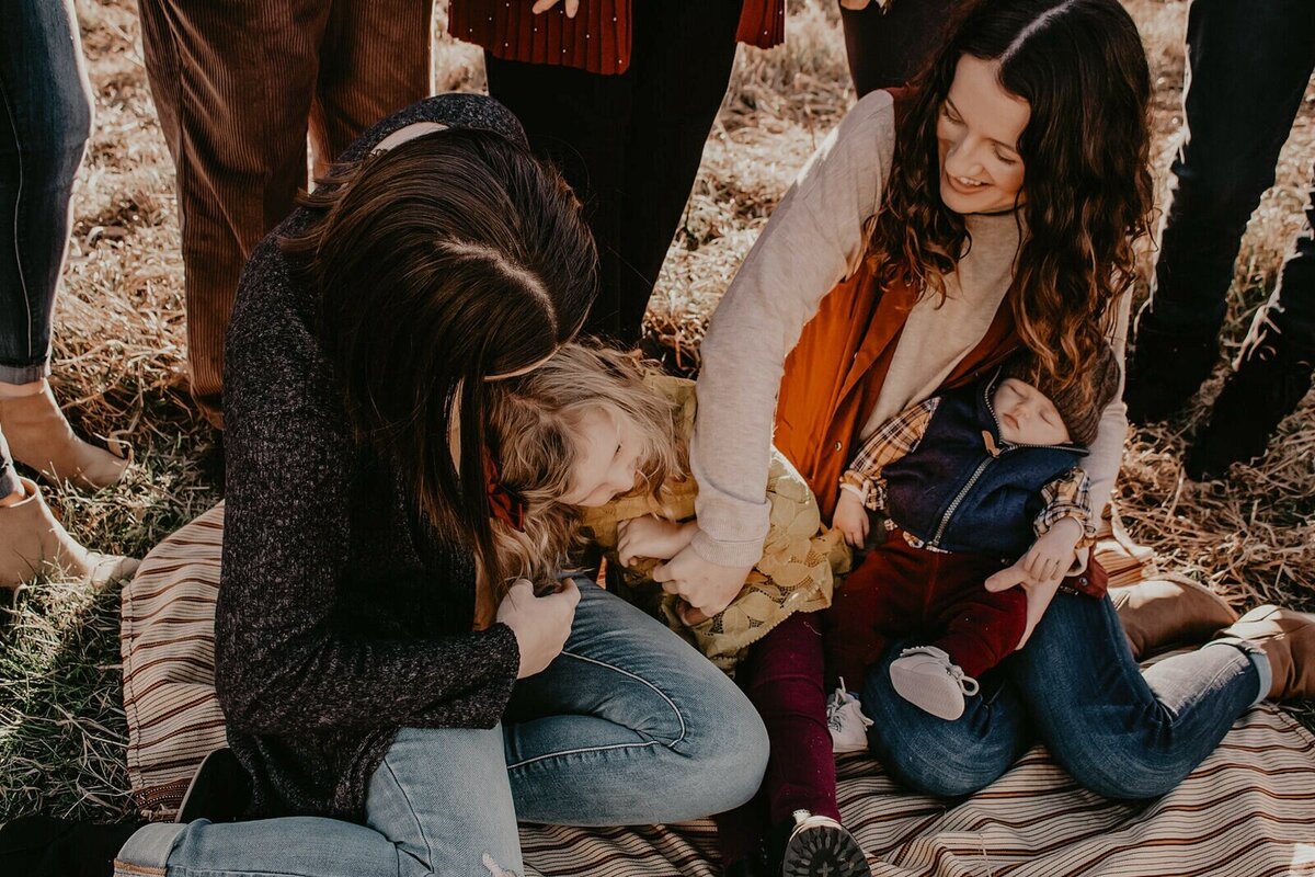 family-session-with-toddlers-and-baby-in-des-moines-storyteller-collective-photo-co