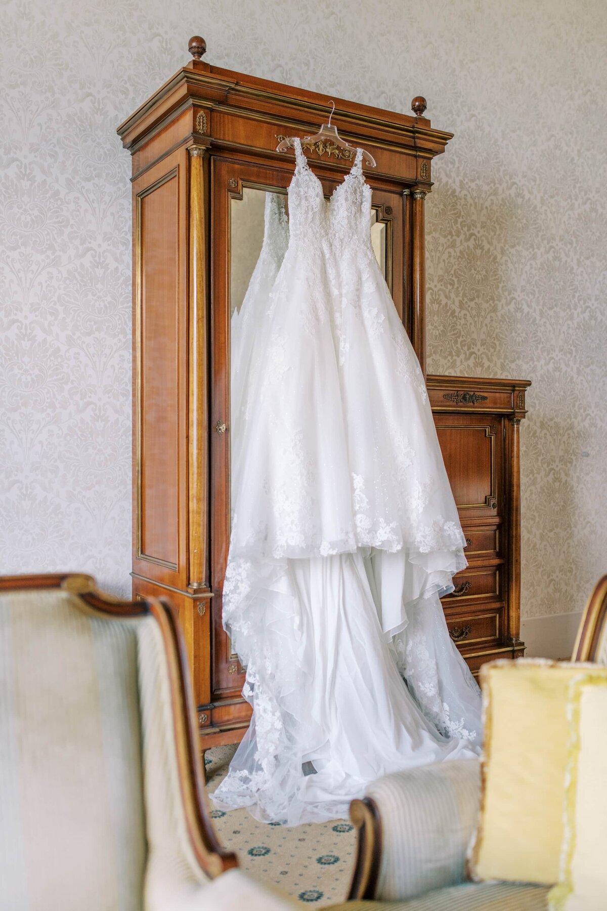 Bröllopsklänning som hänger på ett skåp på Villa Serbelloni Como