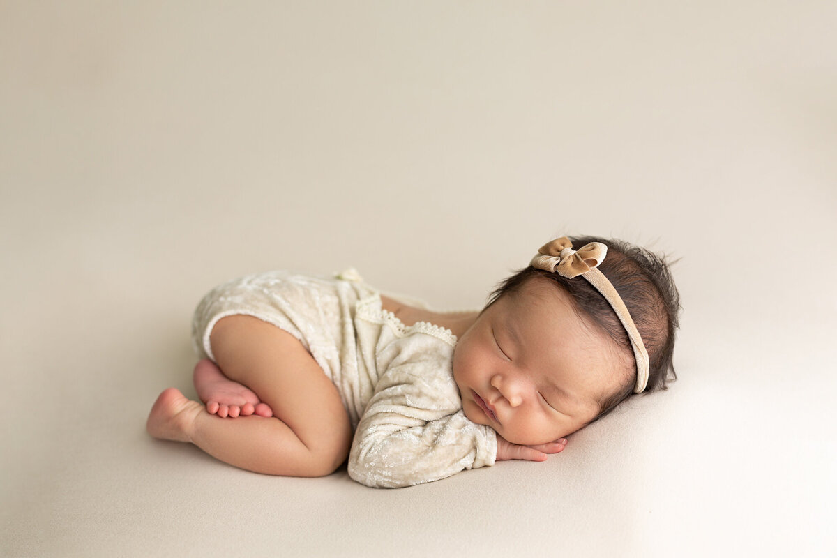 dublin-ohio-newborn-photographer-baby-girl-in-neutrals-amanda-estep-photography