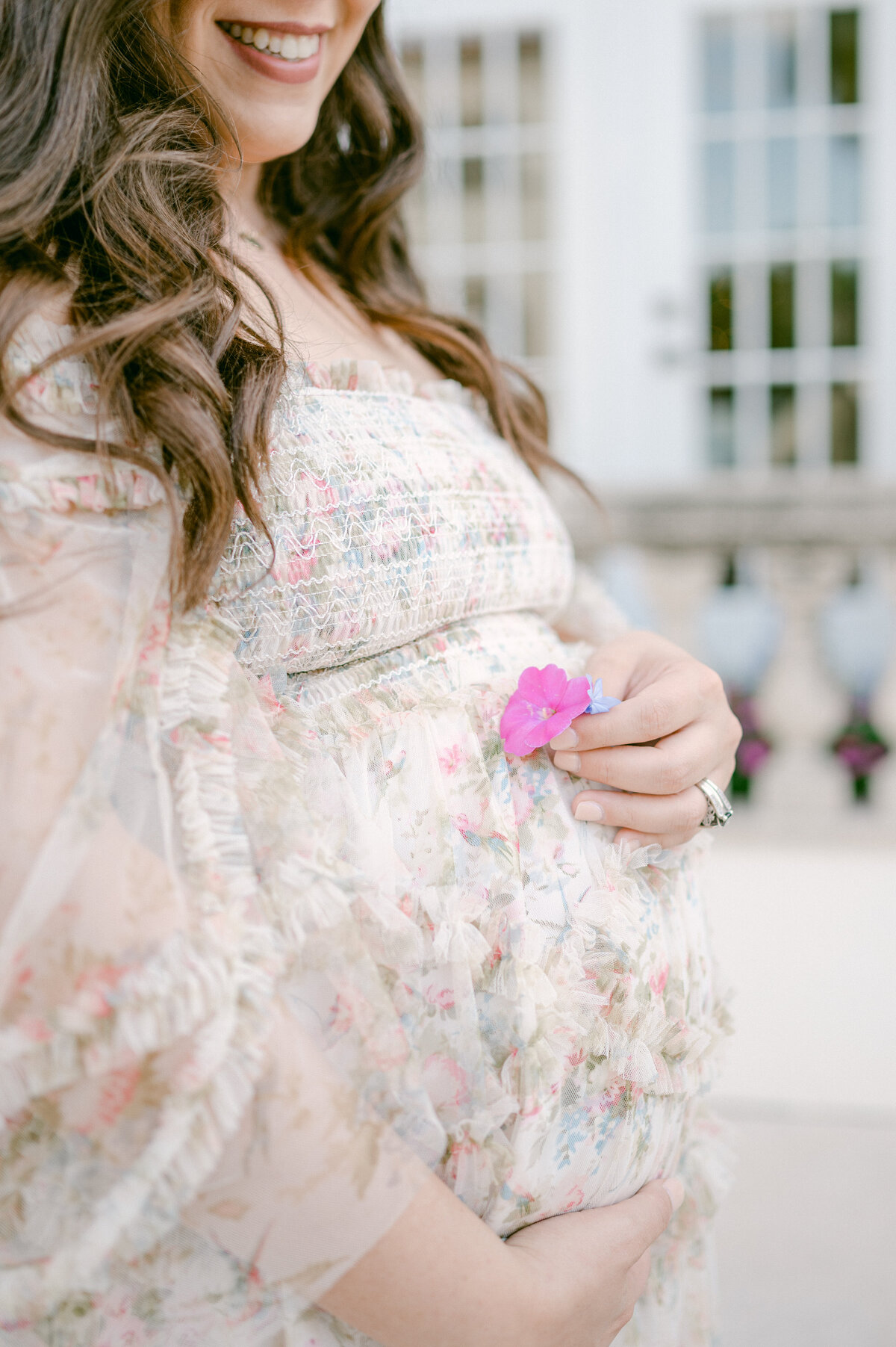 Details baby bump with flower