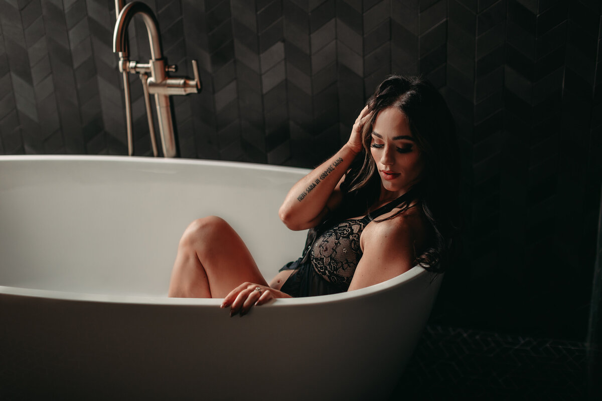 Discover elegant boudoir photography in Savannah, Georgia. Feel confident and beautiful with personalized, intimate photo sessions by a top Savannah photographer.